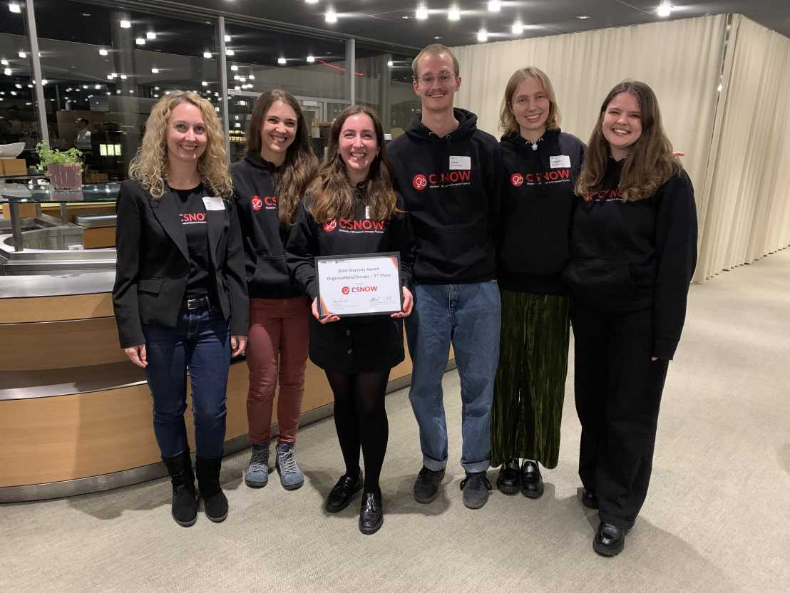 CSNOW Mitglieder posieren mit der Diversity Award Runner-Up Auszeichnung